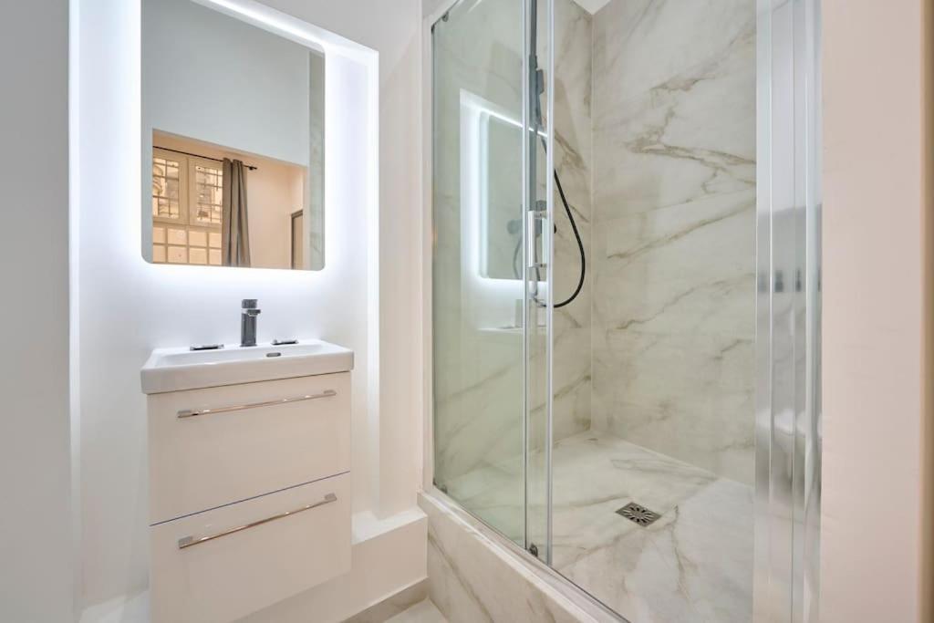 Marais - Modern Apartment Париж Екстериор снимка